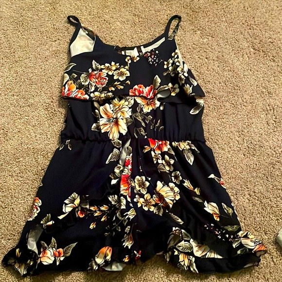 A fashionable jumper with ruffles for 8-10 girls! - Picture 1 of 2